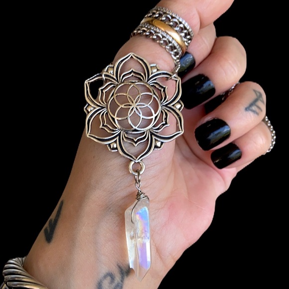 Mandala geometric flower charm & aura crystal - Picture 4 of 12